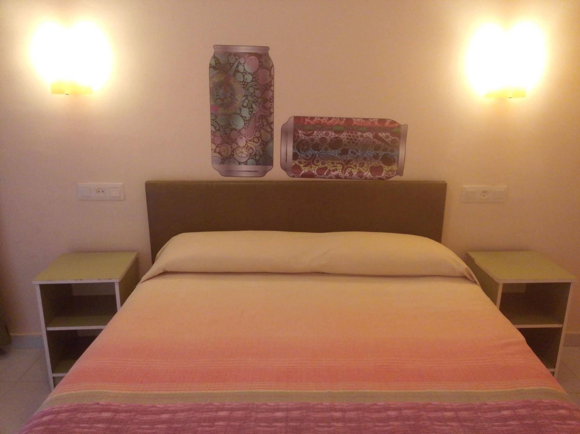 Hostal Univers Καλέλα Εξωτερικό φωτογραφία