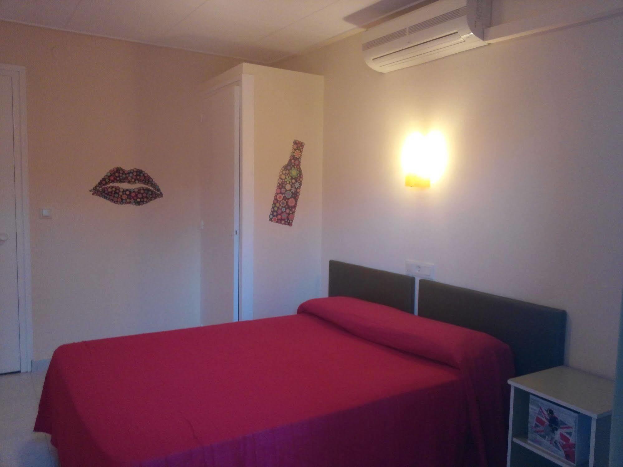 Hostal Univers Καλέλα Εξωτερικό φωτογραφία